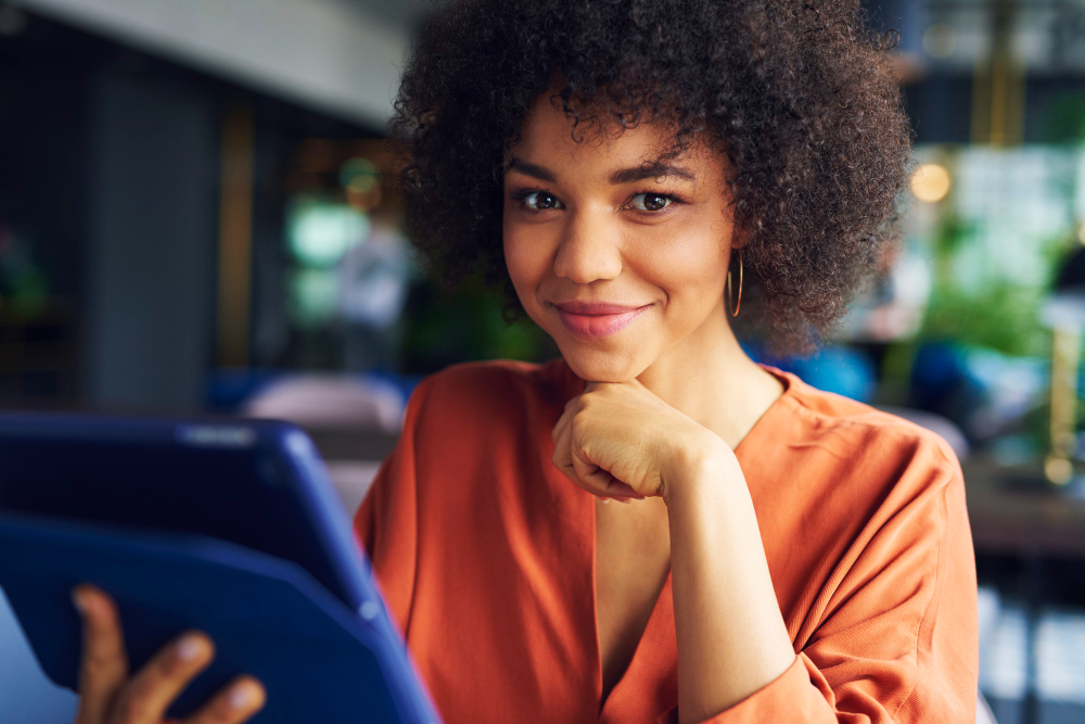 retrato-de-uma-bela-mulher-de-negocios-africana-no-trabalho